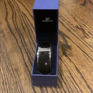 Gorgeous bangle. Never worn .. in box